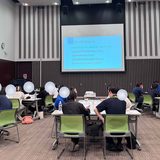 PREP法をグループで練習する新入社員の様子
